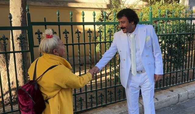 Tarzıyla Müslüm Gürses’e benzeyen vatandaş ilgi gördü
