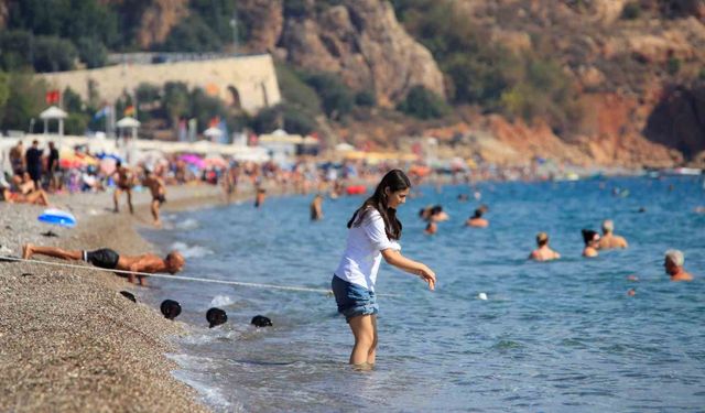 Türkiye kışı yaşarken, Antalya’da yaz mevsimi yaşanıyor