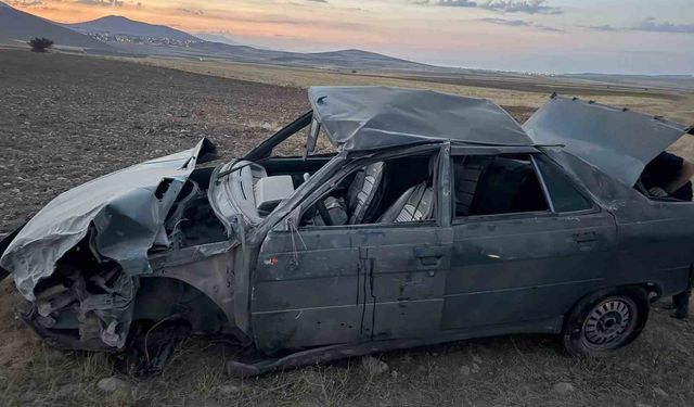Van'da lastiği patlayan otomobil karşı yoldan gelen cipe çarptı
