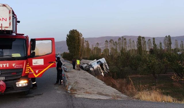 Van’da tır şarampole yuvarlandı: 1 yaralı