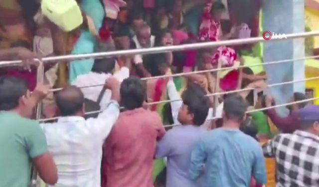 Hindistan'da tapınakta izdiham: 12 ölü