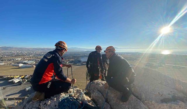 Van'da kayalıklarda mahsur kalan şahıs kurtarıldı