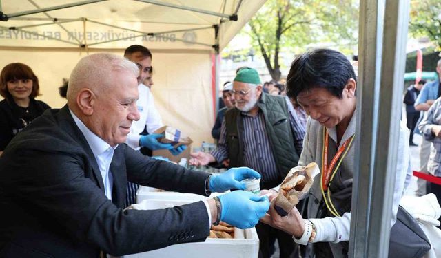 Dünya Cantık Günü’nde ücretsiz ikram edildi, yabancı turistler lezzetine hayran kaldı