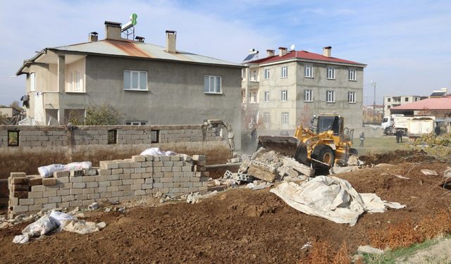Van Edremit’te ahır yıkımları sürüyor