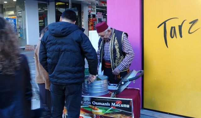 11 yaşında başladığı mesleğinde 65 yıldır sokaklarda