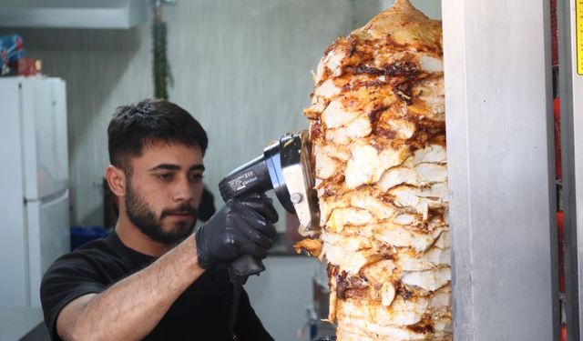 1 kiloluk tavuk dürümü 150 TL’ye satan esnaf taleplere yetişemiyor