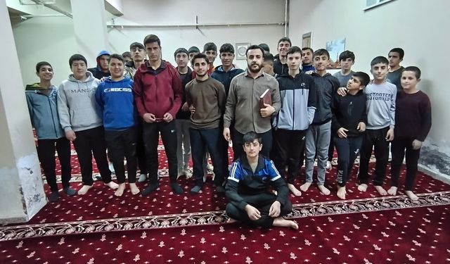 Gürpınar’da Gençlik Buluşmasında Namazın Mekruhları Anlatıldı