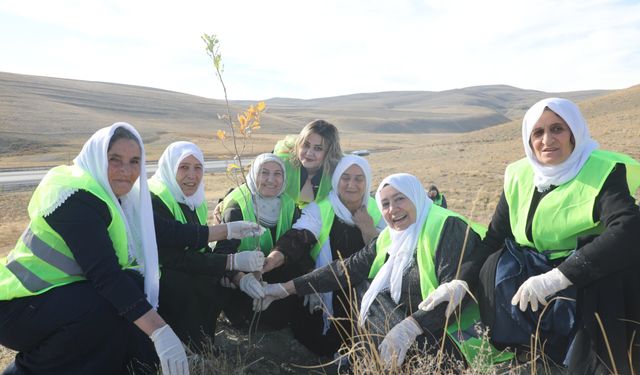 Gürpınar’da Kadınlardan Anlamlı Fidan Dikme Etkinliği