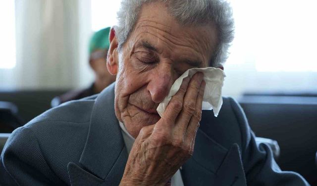 Huzurevinde öğrencilerden emekli öğretmenlere gönülleri ısıtan sürpriz