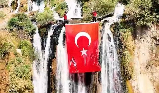 Muradiye Şelalesi’nde Türk bayrağı dalgalandı