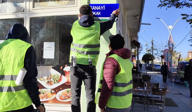 Gürpınar’da Adres ve Yönlendirme Levhaları Yenileniyor