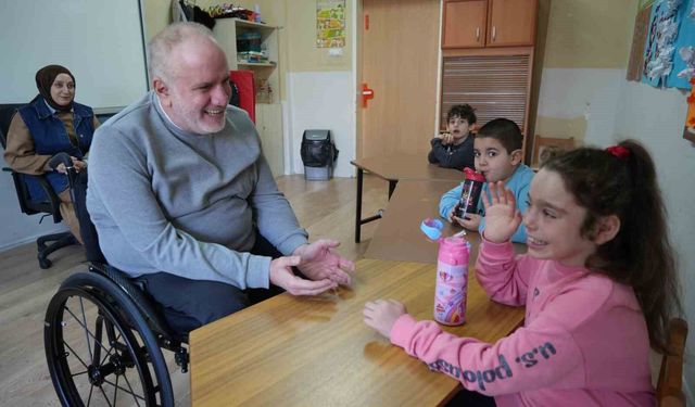 Tekerlekli sandalyeli öğretmen, özel öğrencilere rehber oluyor