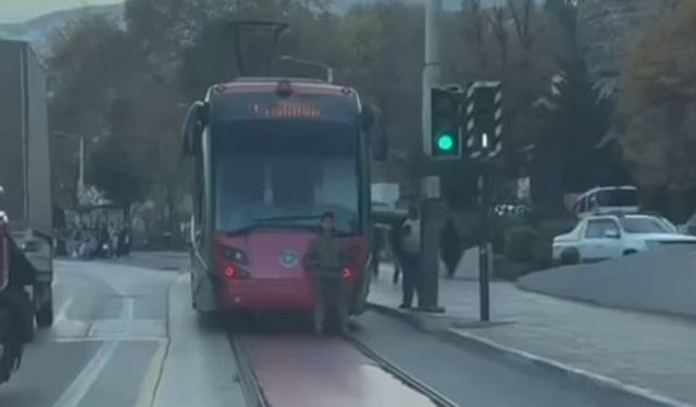 Tramvayın Arkasına Oturan Çocuk, Tehlikeli Yolculuğuyla Yürekleri Ağıza Getirdi