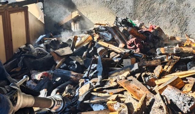 Van Edremit'te çatı yangını