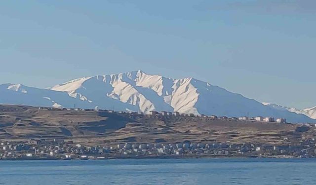 Van'daki Artos Dağı beyaz gelinliğini giydi