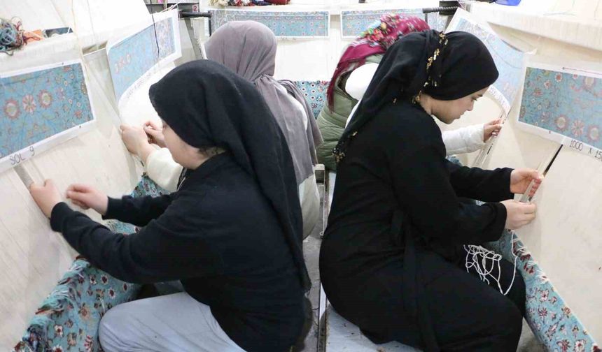 El emeği ile dokudukları halıları Avrupa’ya satıyorlar