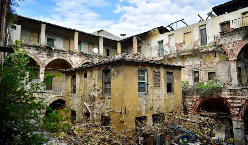 Fatih’te Tarih Canlanıyor: Şekerci Han Restorasyona Giriyor