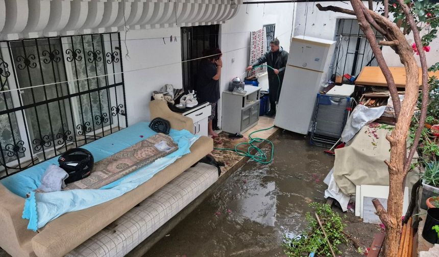 Bodrum'da sağanak yağış: Cadde ve sokaklar dereye döndü