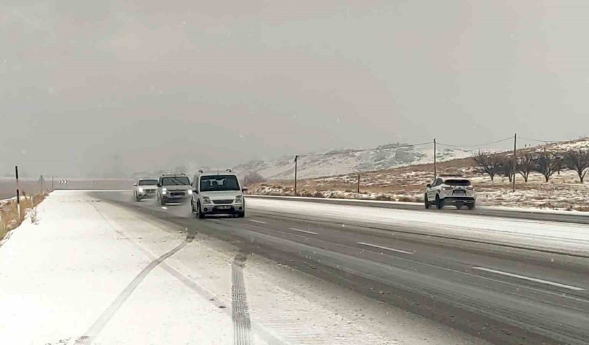 Aniden Bastıran Dolu Van-Özalp Karayolunu Beyaza Bürüdü