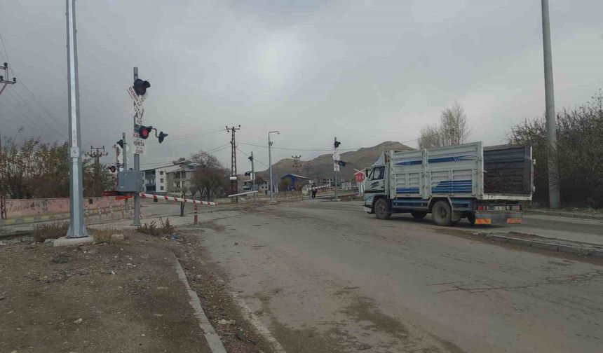 Van’da hemzemin geçitteki ışık arızası araç kuyruğu oluşturdu