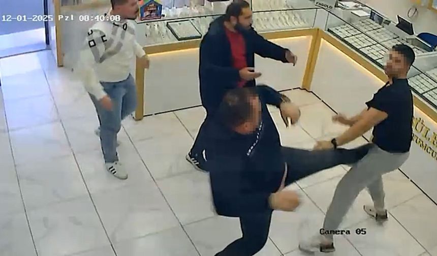 Kuyumcuların ’müşteri’ kavgası kamerada