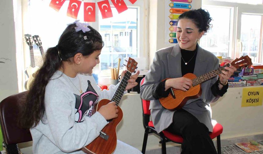 Köy okuluna yürek ısıtan dokunuş