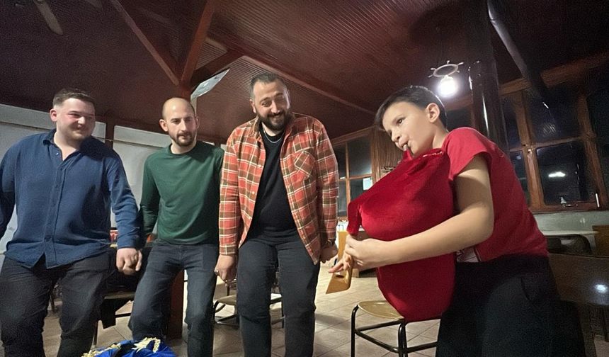 8 yaşındaki tulumcu çaldığı melodilerle kendine hayran bıraktı