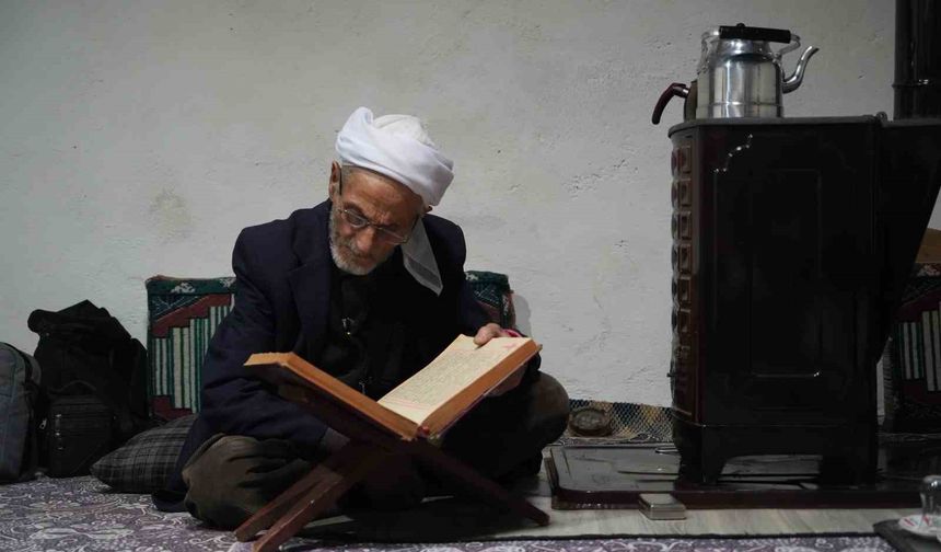 86 yaşındaki Rüstem dede 50 yıldır sadece çay ve gofretle yaşamını sürdürüyor