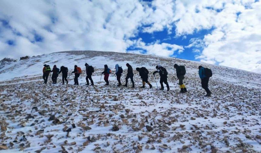 Doğaseverler Van’ın 3 bin 395 rakımlı dağı’nda zirve yaptı