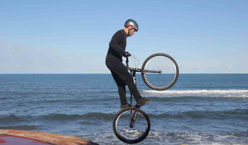 Bisiklet tutkunu gençten nefes kesen gösteri