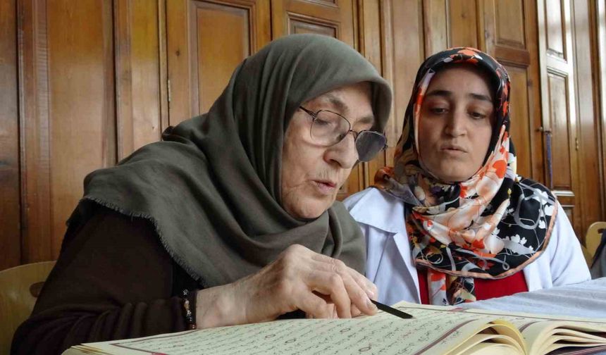 75 yaşındaki Fatma teyzenin Kur’an-ı Kerim öğrenme azmi