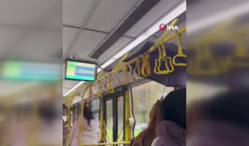 Otobüste yağmur yağdı, yolcu şemsiye açtı
