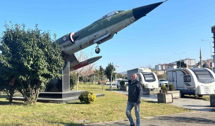 Dünya havacılık tarihine geçen Selçuk Bayraktar'a Sürmeneli hemşehrisinden şarkılı destek
