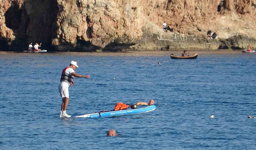 Karlı dağların gölgesinde deniz keyfi yaptılar