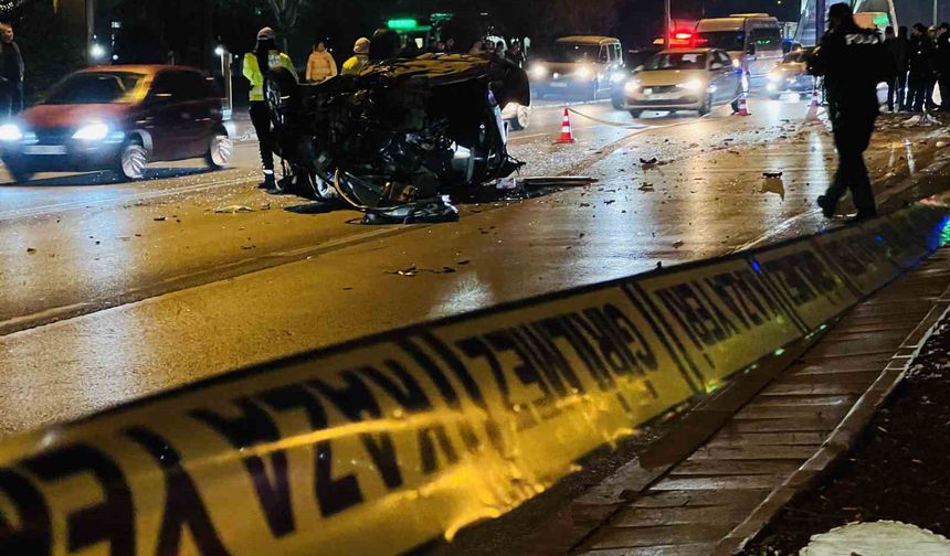 Kontrolden çıkıp ağaca çarpan otomobil alev aldı: 1'i ağır 2 yaralı