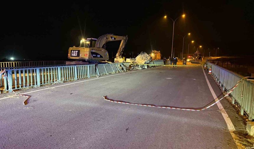 Köprü demirlerine çarpan araç hurdaya döndü: 1 ölü, 3 yaralı
