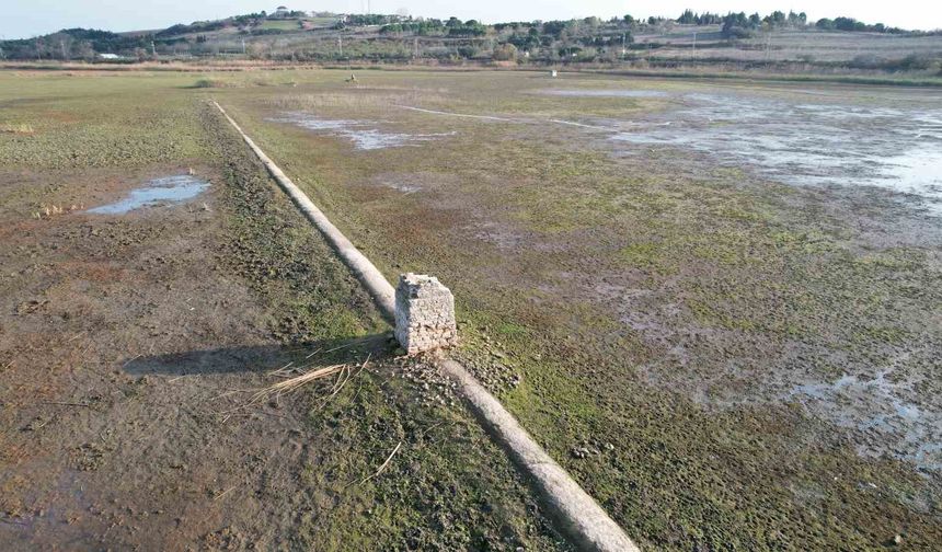 Terkos Gölü'nde su çekilince tarihi su kanalları gün yüzüne çıktı