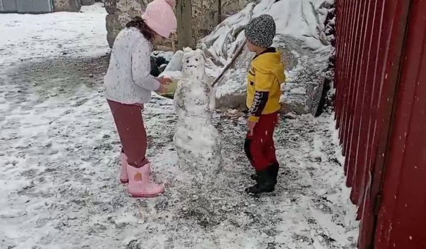 Kars’ta çocuklar kardan adam yaptı, kızakla kaydı