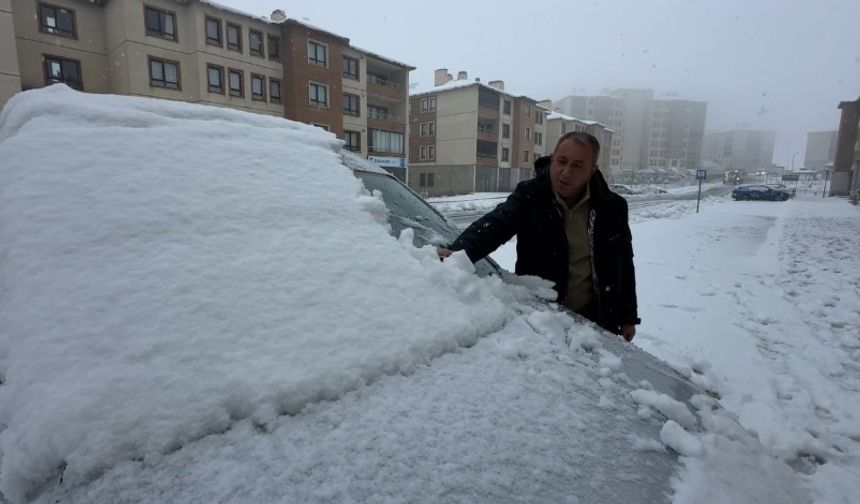 Yüksekova’da yoğun kar yağışı etkili oldu