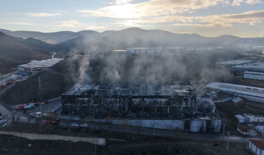 Kimya fabrikası küle döndü