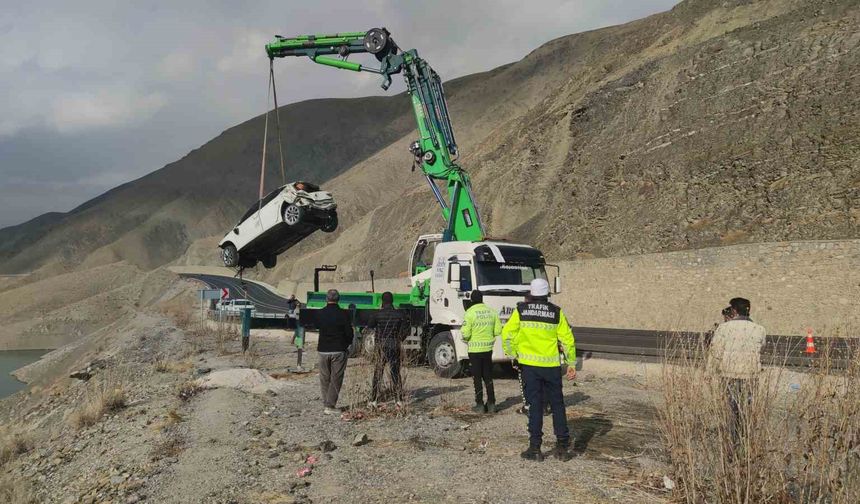 Van’da 3 gencin hayatını kaybettiği otomobil, sudan çıkarıldı