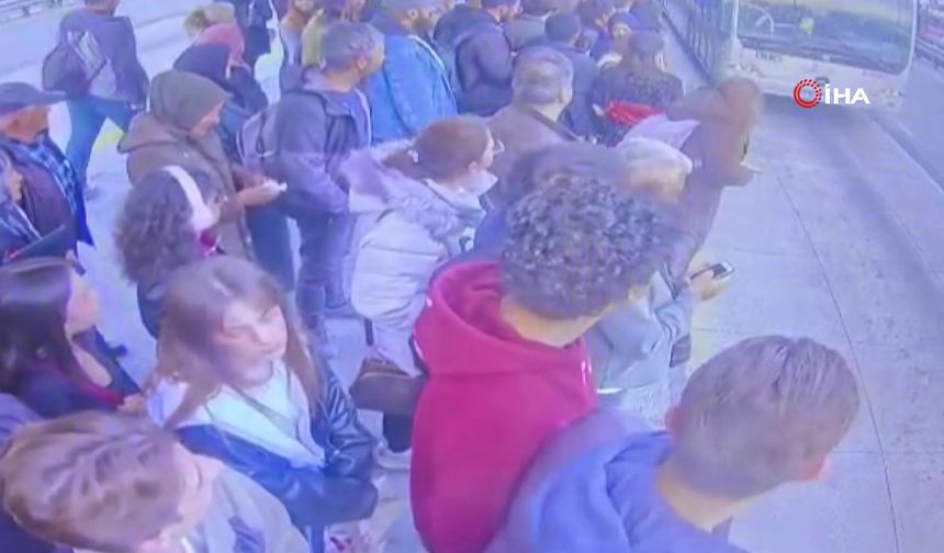 Metrobüs durağında dehşet anı