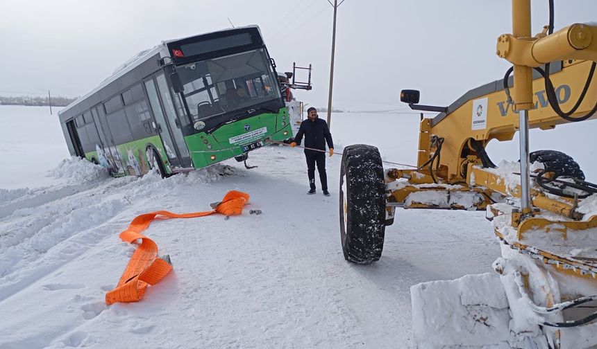 Van’da kara saplanan halk otobüsü kurtarıldı