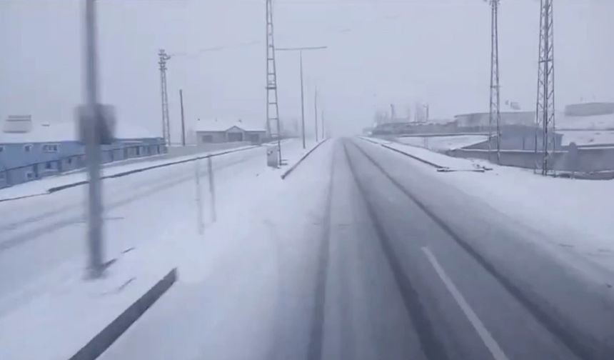 Van’daki Tendürek Geçidi yoğun tipiden dolayı kapatıldı