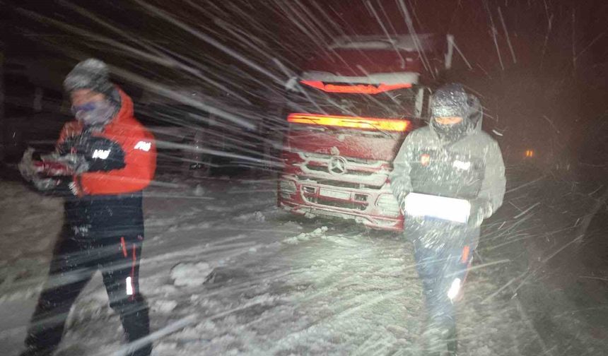 Van’da kardan dolayı mahsur kalanlara kumanya desteği