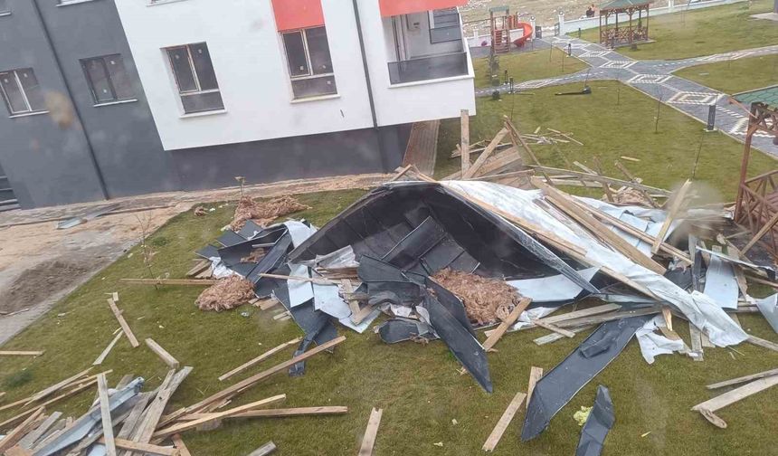 Şiddetli fırtınada uçan çatı dairenin içine girdi