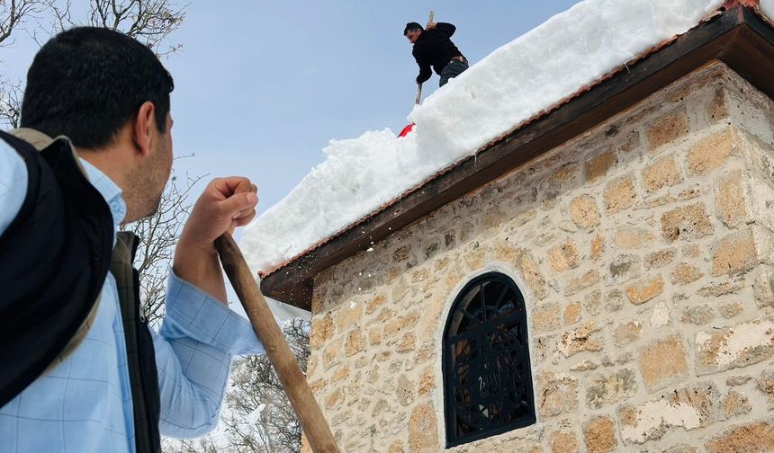 Muhtar ve imamdan tarihi miras için örnek kar mesaisi