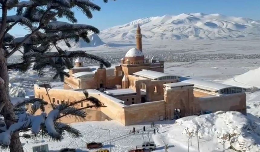 Tarihi İshak Paşa Sarayı’nda kış güzelliği