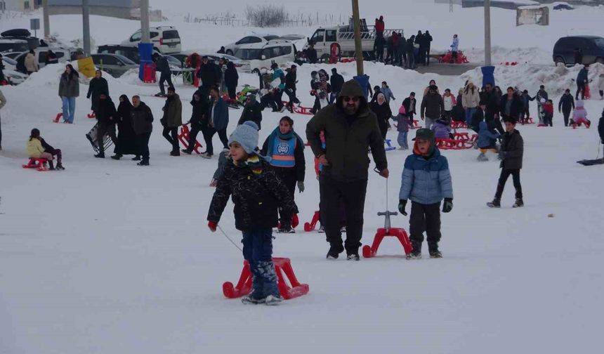 Vanlı çocuklar, yarıyıl tatilinin son günlerini kayak merkezine akın etti