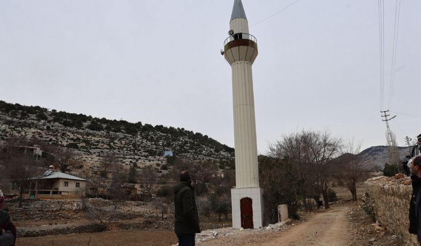 Cemaat, imam, minare var fakat cami yok
